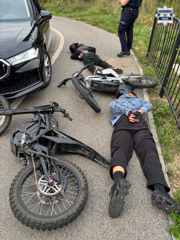 Policjanci z Rybnika skuli w kajdanki 14-latka! Leżał na glebie, twarzą do chodnika. "Winna głupota rodziców"
