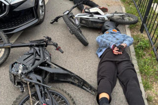 Policjanci z Rybnika skuli w kajdanki 14-latka! Leżał na glebie, twarzą do chodnika. Winna głupota rodziców
