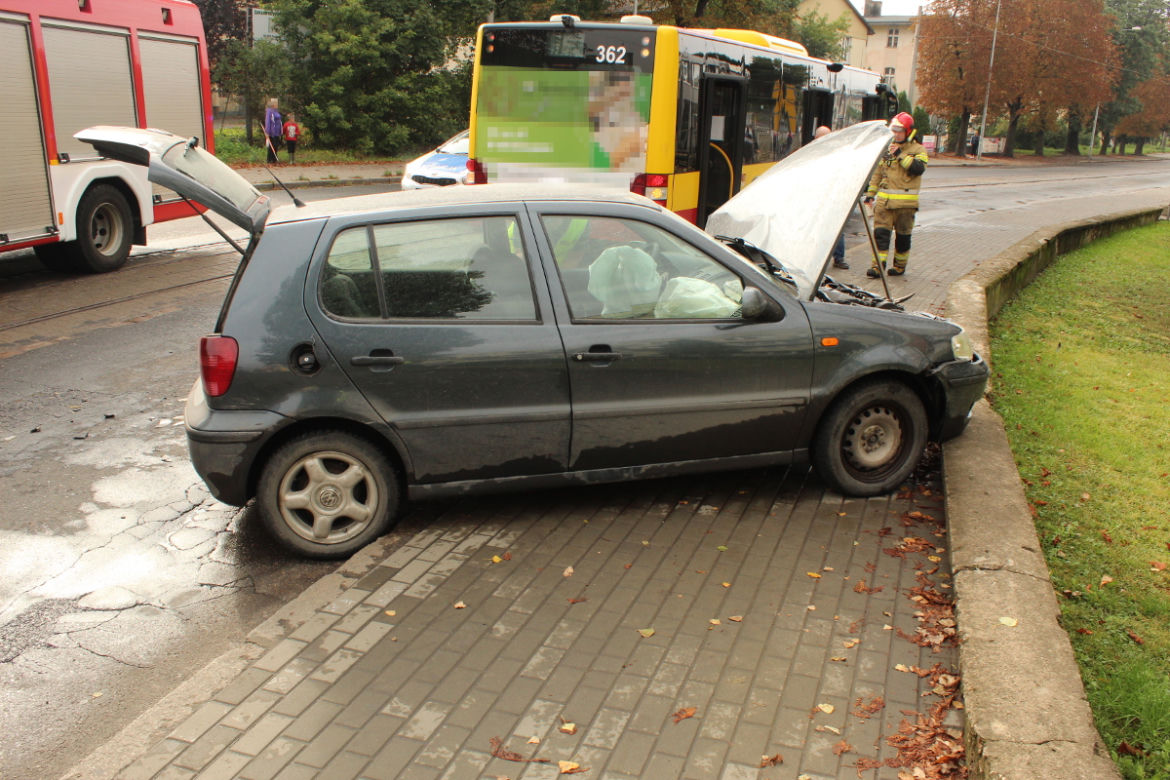 Grudziądz: Osobówka wjechała w autobus miejski! Kierowca uciekł [ZDJĘCIA]