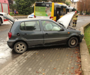 Grudziądz: Osobówka wjechała w autobus miejski! Kierowca uciekł [ZDJĘCIA]