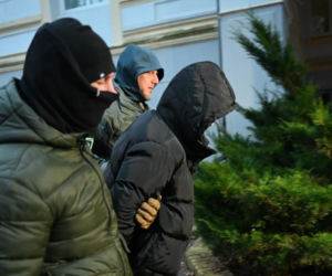 Wyrwał niemowlę z rąk matki i odjechał BMW. 28-letni porywacz usłyszał zarzuty