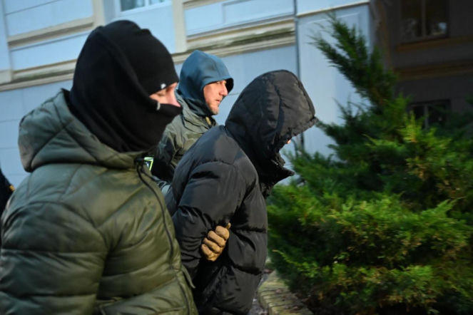 Wyrwał niemowlę z rąk matki i odjechał BMW. 28-letni porywacz usłyszał zarzuty