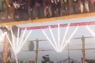 Rozpędzona karuzela z ludźmi runęła na oczach tłumu! Jedna osoba zginęła, 13 rannych