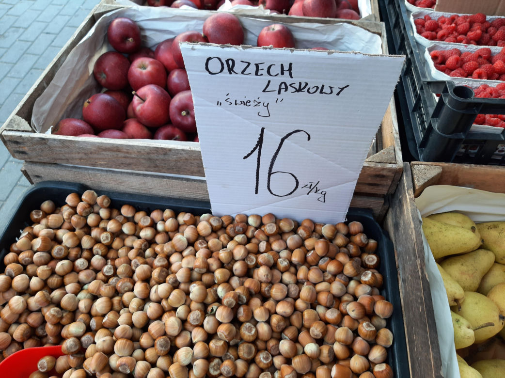 Ceny jesiennych przysmaków. Ile zapłacimy za kukurydzę, śliwki czy orzechy na targu w Rzeszowie?