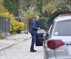 Prezes Kaczyński chory. Kierowca przywiózł mu zakupy do domu