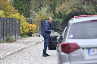 Prezes Kaczyński chory. Kierowca przywiózł mu zakupy do domu