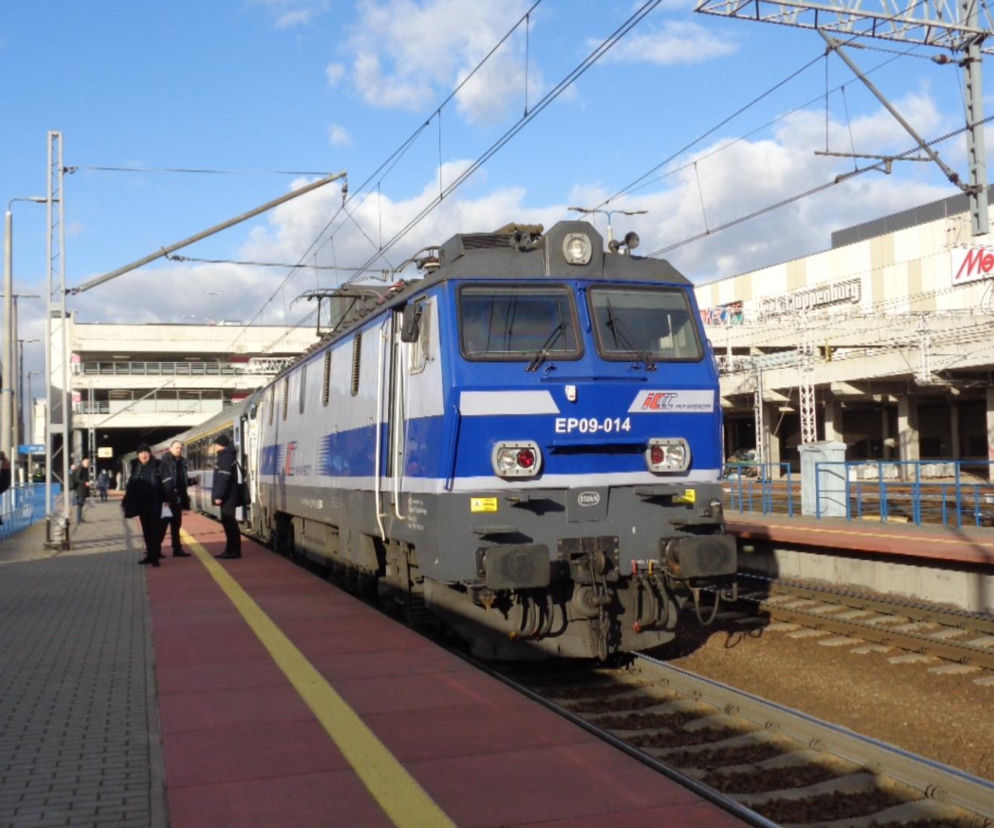 Pociąg PKP Intercity stoi przy peronie dworca w Poznaniu. O powrocie kolei do Pniew przeczytasz na Eska Poznań.