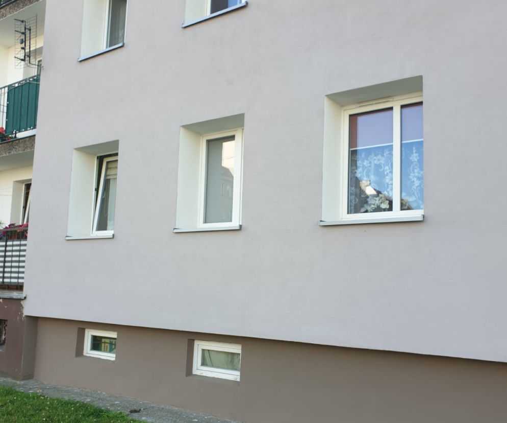 Trzylatek wypadł przez okno