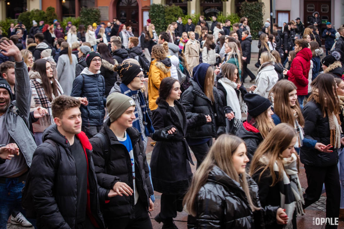Maturzyści tańczą poloneza na Rynku w Opolu