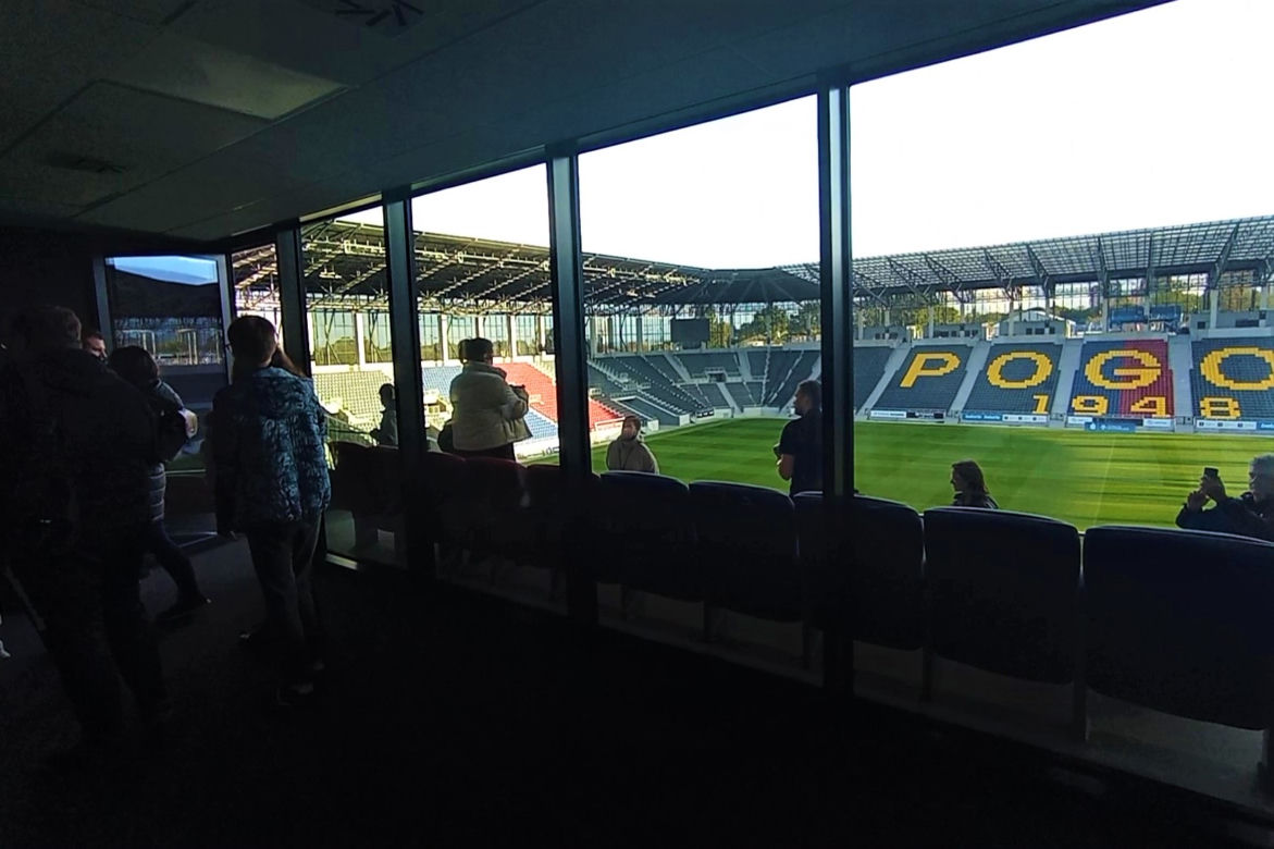Spacery po nowym szczecińskim stadionie przyciągnęły wielu chętnych