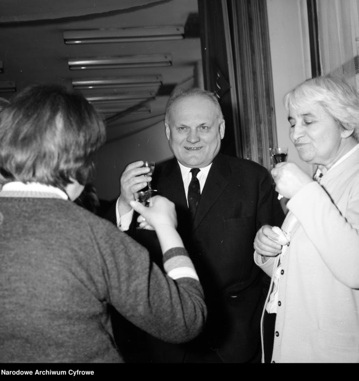 QUIZ PRL: Wódka walutą, bimbrownictwo oporem. Fenomen kultury picia w PRL-u