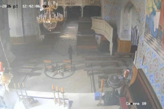 Po kradzieży kościelnej skarbony schował się pod folią na truskawki