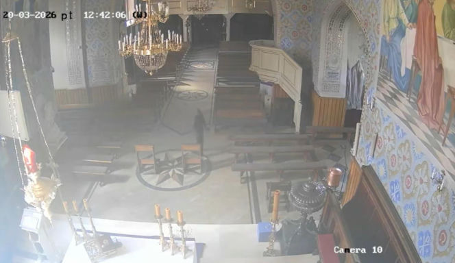 Po kradzieży kościelnej skarbony schował się pod folią na truskawki