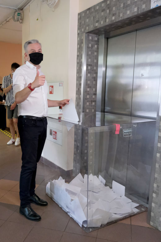 Wybory 2020 Robert Biedroń ze swoim partnerem Krzysztofem Śmiszkiem oddali głosy