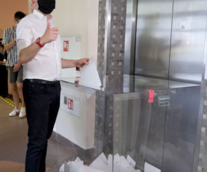 Wybory 2020 Robert Biedroń ze swoim partnerem Krzysztofem Śmiszkiem oddali głosy