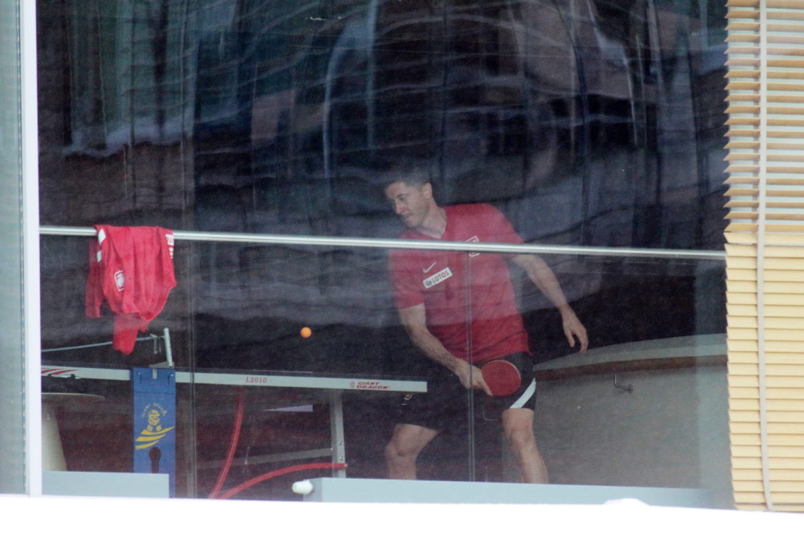 Robert Lewandowski gra w ping-pong