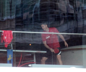 Robert Lewandowski gra w ping-pong