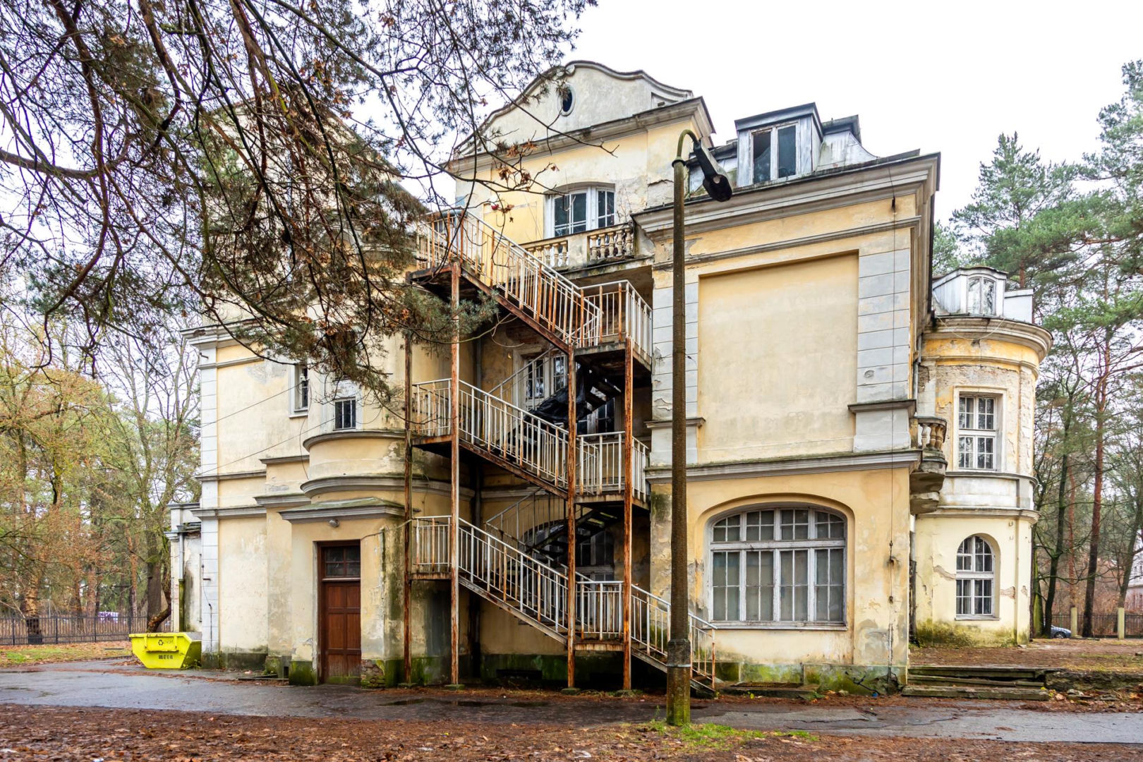 Opuszczona willa w Konstancinie