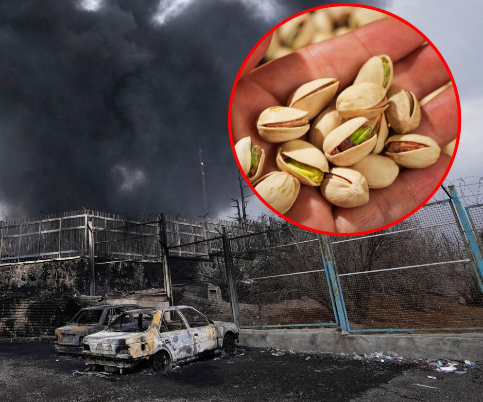 Pistacje w dłoni na tle płonących samochodów i kłębów czarnego dymu, symbolizujące wpływ konfliktu na ceny zielonego złota. O problemach z dostępnością pistacji i ich rosnących cenach przeczytasz na Super Biznes.