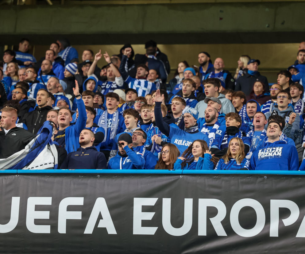 Kibice Lecha Poznań dopingują zespół podczas meczu Ligi Europy. O spadku Polski w rankingu UEFA czytaj w SE Supersport.