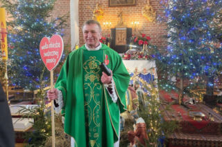 O tym księdzu jest głośno w całej Polsce. Tak co roku wspiera WOŚP