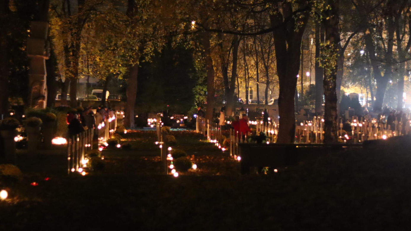 Tysiące płomieni. Tak wygląda lubelski cmentarz po zmroku. Zobaczcie!