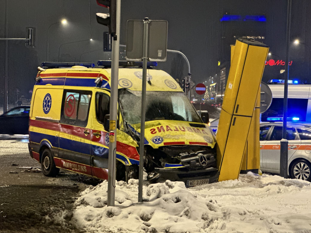 Karetka huknęła w autobus, a później w fotoradar. Dwie osoby w szpitalu, w tym dziecko