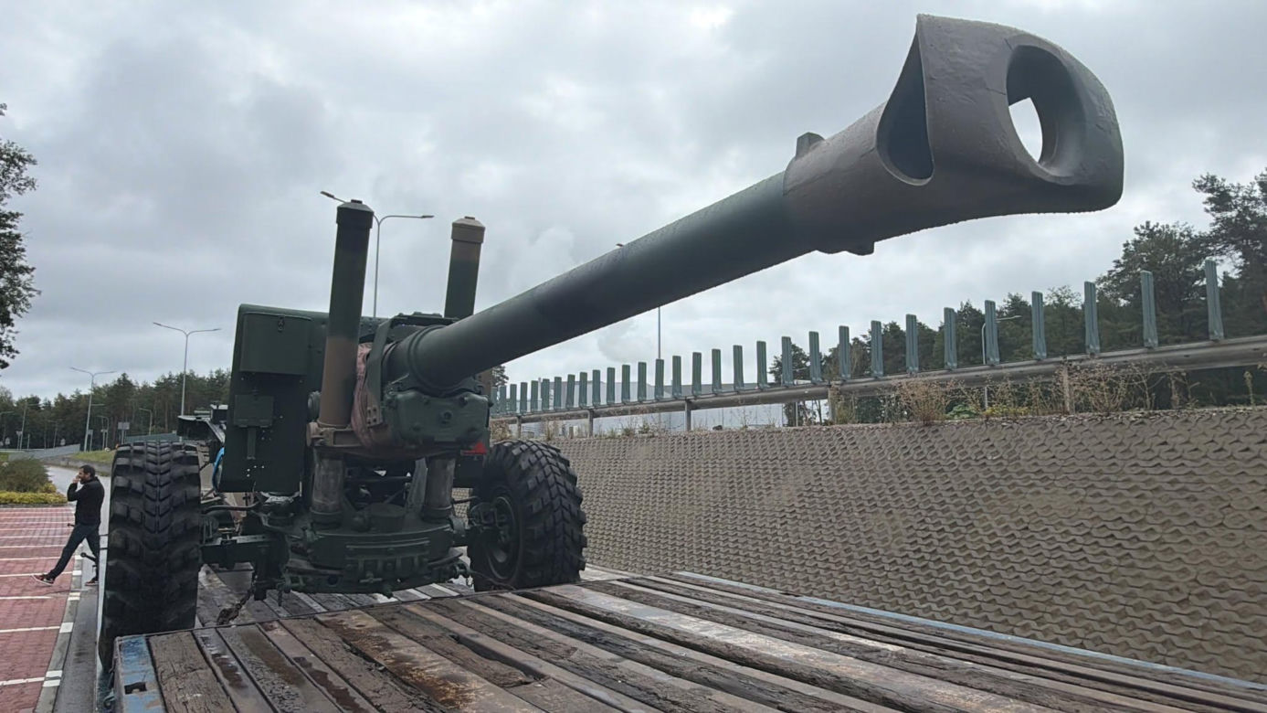 Kolejny militarny eksponat w Starachowicach. Przy strzelnicy stanęła potężna armata z 1936 roku