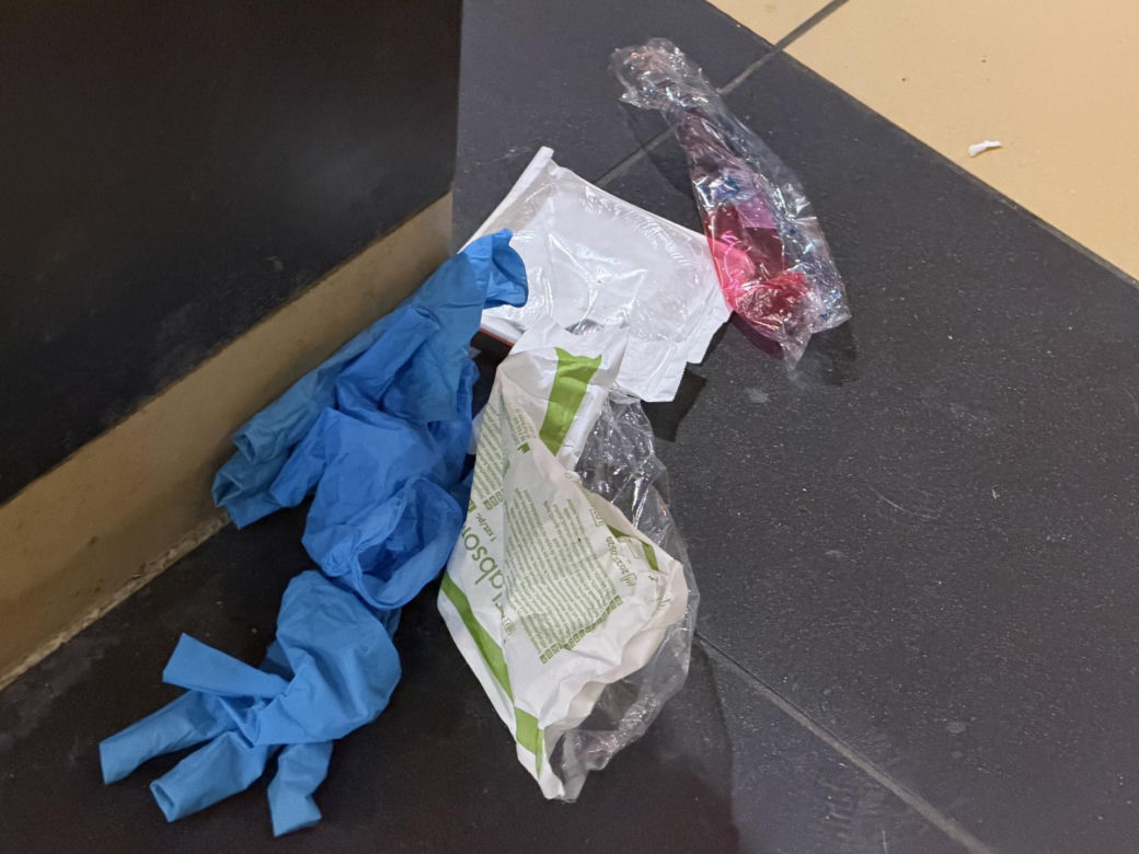 Bójka na Targówku zakończona tragedią. Jeden z mężczyzn spadł z pierwszego piętra. Nie żyje