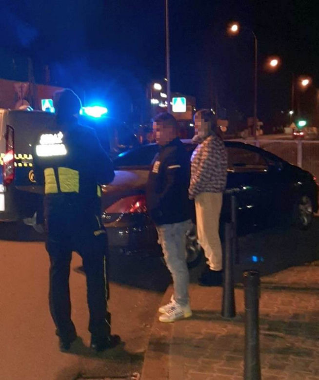 Pijany uczył piją jeździć samochodem. Drogowa demolka w Falenicy