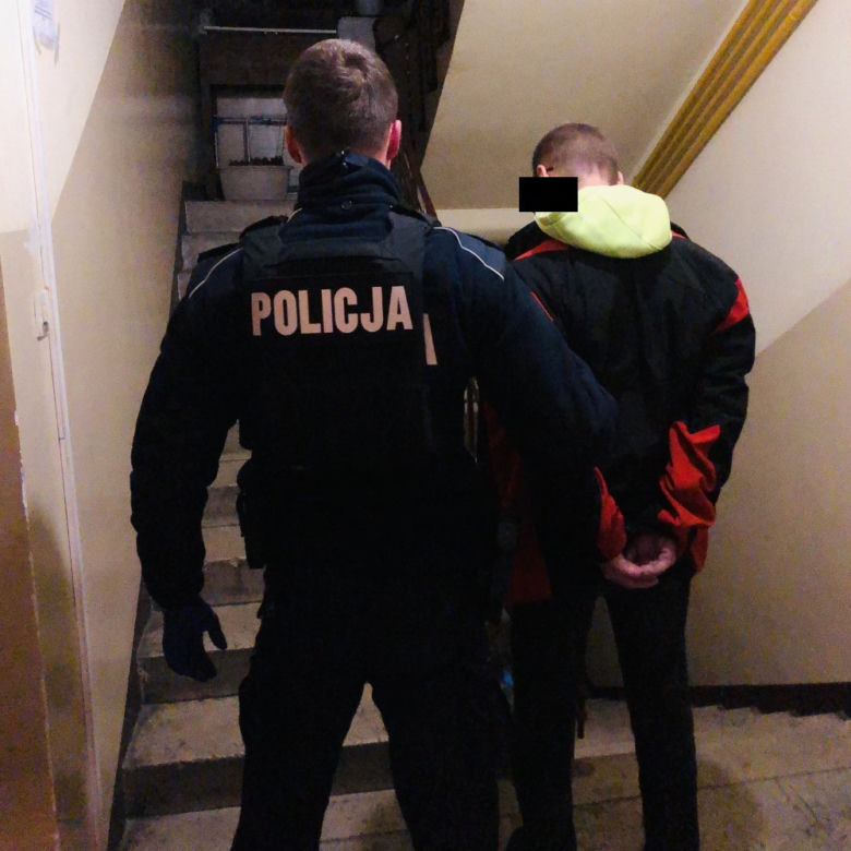 Policjanci znaleźli 8600 sztuk nielegalnych papierosów