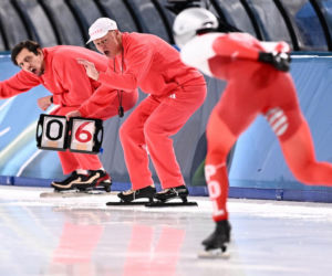 Panczenista Władimir Siemirunnij po biegu na 10 km, który dał mu srebrny medal olimpijski