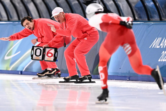 Panczenista Władimir Siemirunnij po biegu na 10 km, który dał mu srebrny medal olimpijski