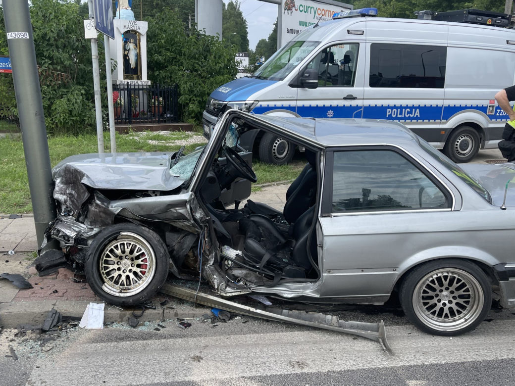 Potworny wypadek w Wesołej. Musieli rozcinać wrak BMW
