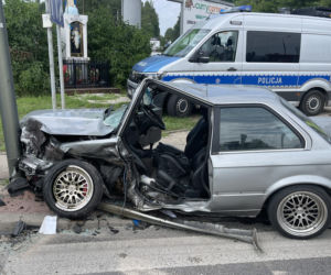 Potworny wypadek w Wesołej. Musieli rozcinać wrak BMW