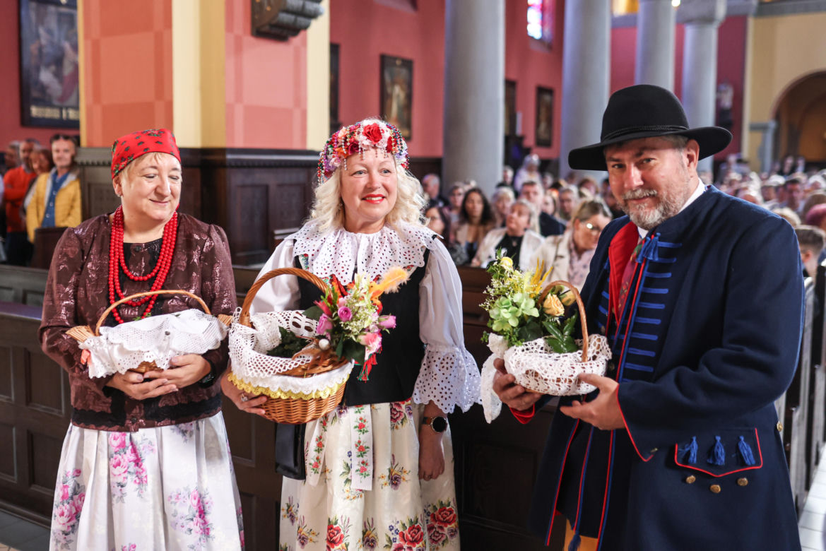 Święcenie pokarmów w strojach ludowych w Bytomiu