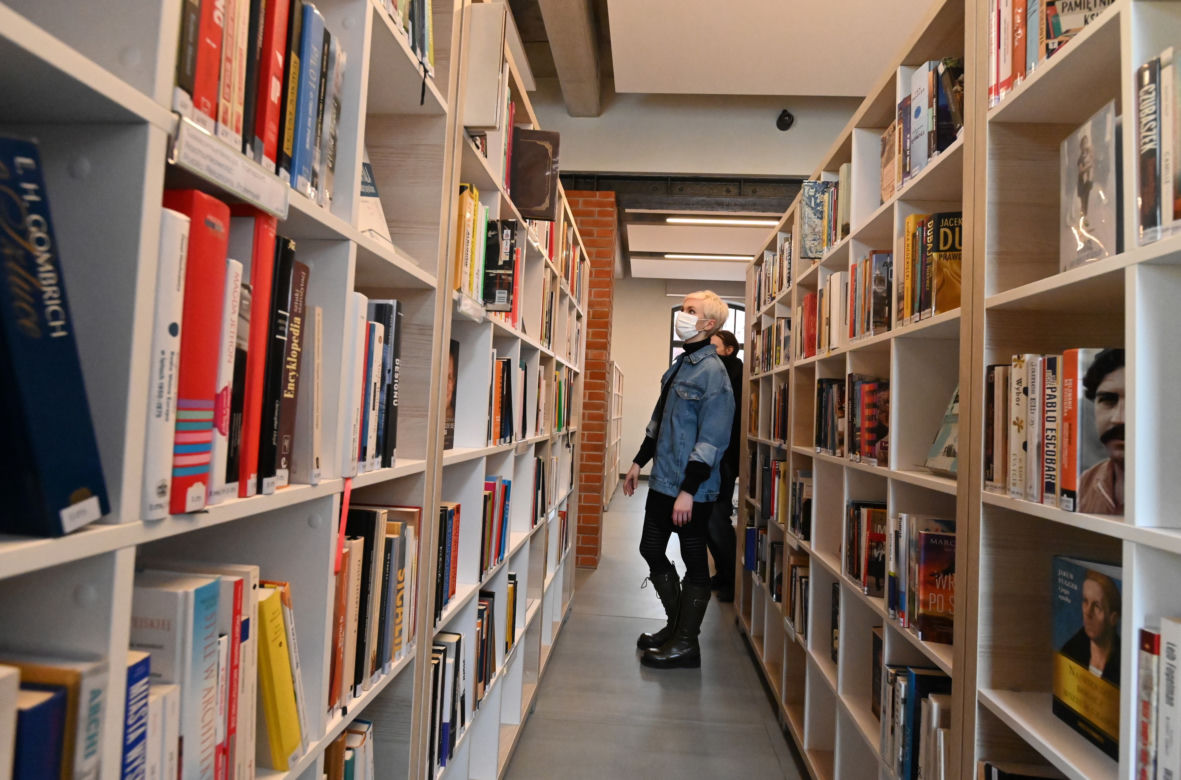  Filia nr 7 Miejskiej Biblioteki Publicznej na placu Matki Teresy w Szczecinie, 9 bm. Biblioteka powstała w XIX-wiecznym odrestaurowanym budynku przy pl. Matki Teresy z Kalkuty