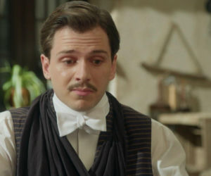 La promesa - pałac tajemnic, odcinek 341: Feliciano zdobywa się na odważny krok i prosi Teresę o rękę