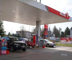 Kolejki na polskich stacjach. Litwini masowo ruszyli po tańsze paliwo