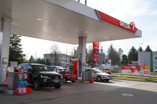 Litwini masowo tankują w Polsce. Kolejki na stacjach w Sejnach