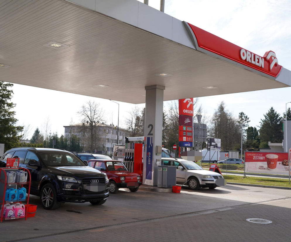 Kolejki na polskich stacjach. Litwini masowo ruszyli po tańsze paliwo