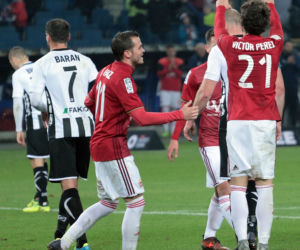 Dziury wypalone w murawie, powyrywane krzesełka, zdewastowane łazienki: Stadion Wisły po meczu z Sandecją [ZDJĘCIA, AUDIO, WIDEO]