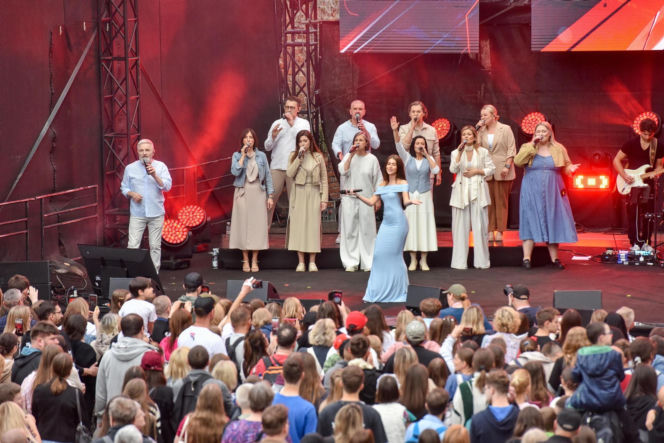 Roxie Węgiel w odważnej stylizacji ruszyła na podbój chrześcijańskiego festiwalu. Co za kreacja!