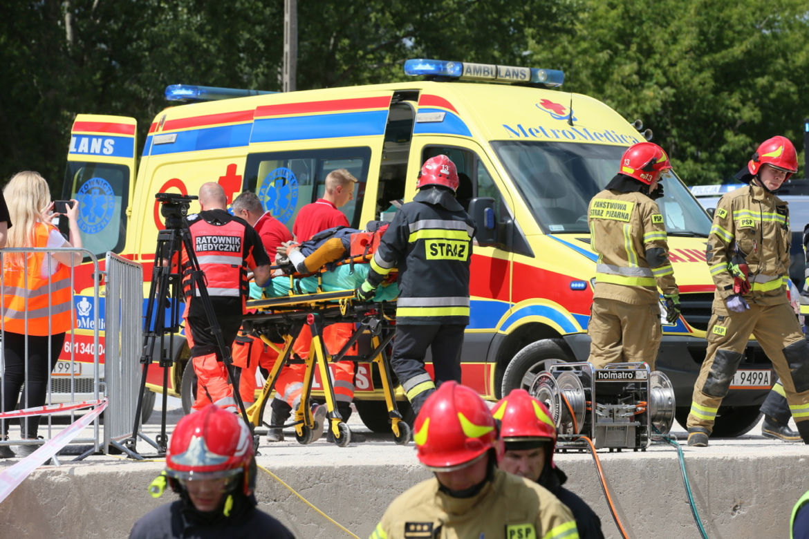 Pociąg masakruje osobowego busa na przejeździe kolejowym
