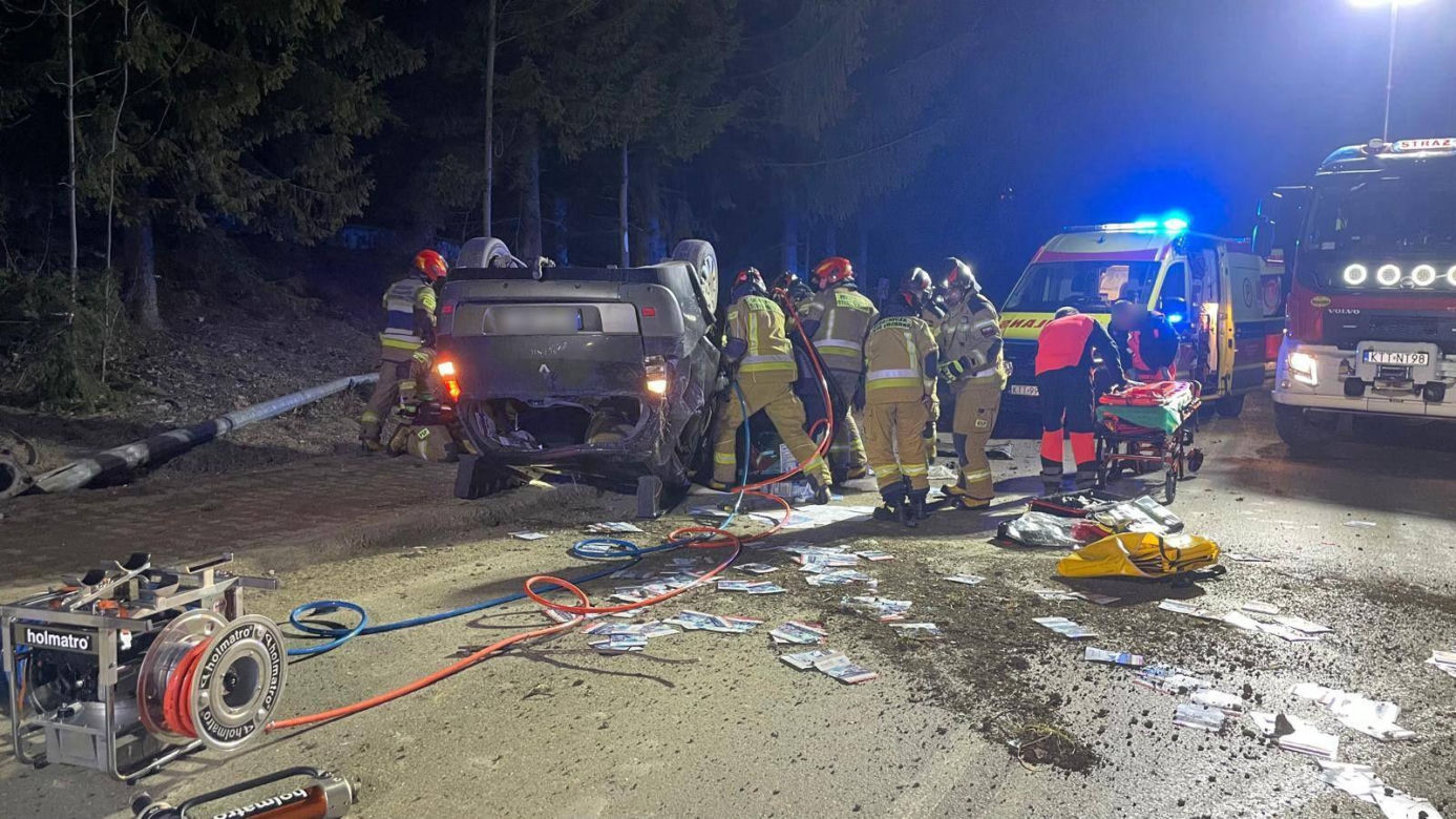 21-latek dachował w Kościelisku. Z wraku samochodu wycinali go strażacy