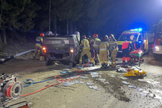 21-latek dachował w Kościelisku. Z wraku samochodu wycinali go strażacy