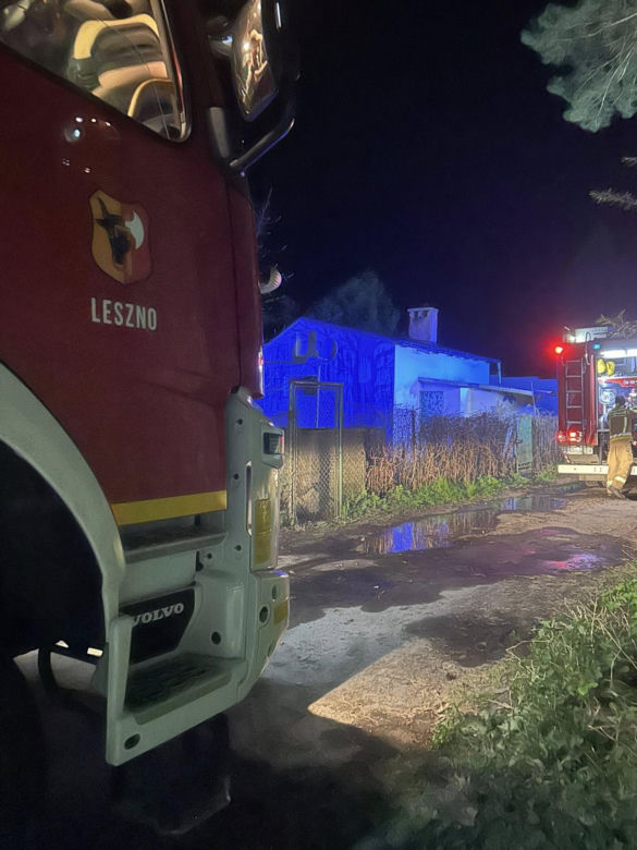 Duże straty po pożarze altany w Lesznie. Ogień wybuchł w środku nocy