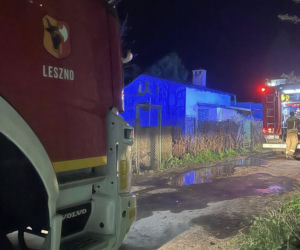 Duże straty po pożarze altany w Lesznie. Ogień wybuchł w środku nocy