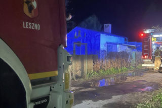 Duże straty po pożarze altany w Lesznie. Ogień wybuchł w środku nocy