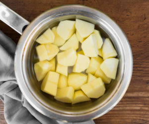 Zamiast w wodzie, gotuję ziemniaki w tym. Mają więcej smaku i aromatu, a domownicy proszą o dokładkę